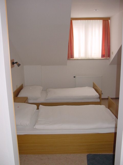 Ap431-Schlafzimmer mit Doppel + Einzelbett