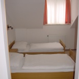 Ap431-Schlafzimmer mit Doppel + Einzelbett